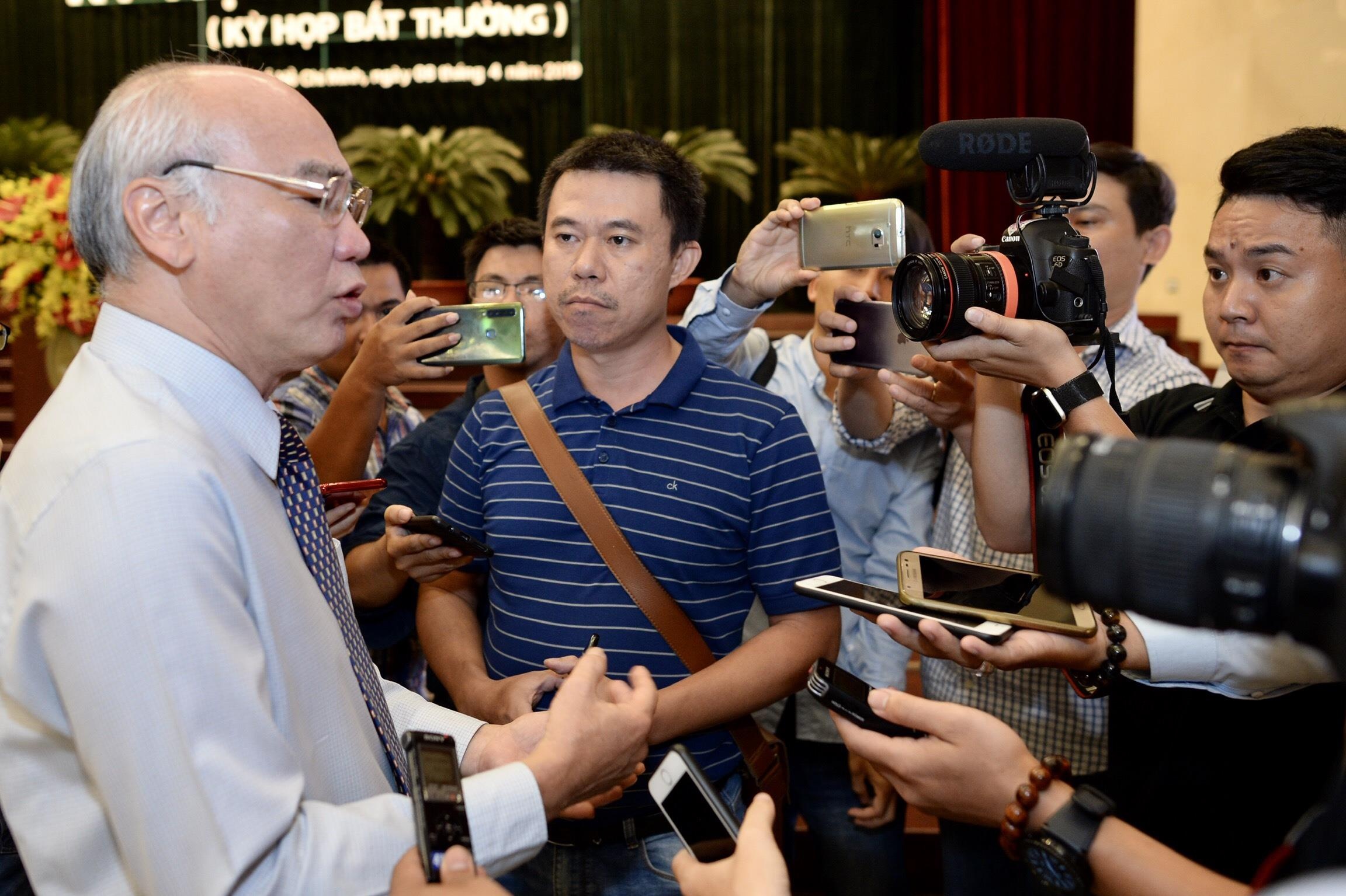 Dâm ô bé gái trong thang máy ảnh 1 Dam o be gai trong thang may anh 1