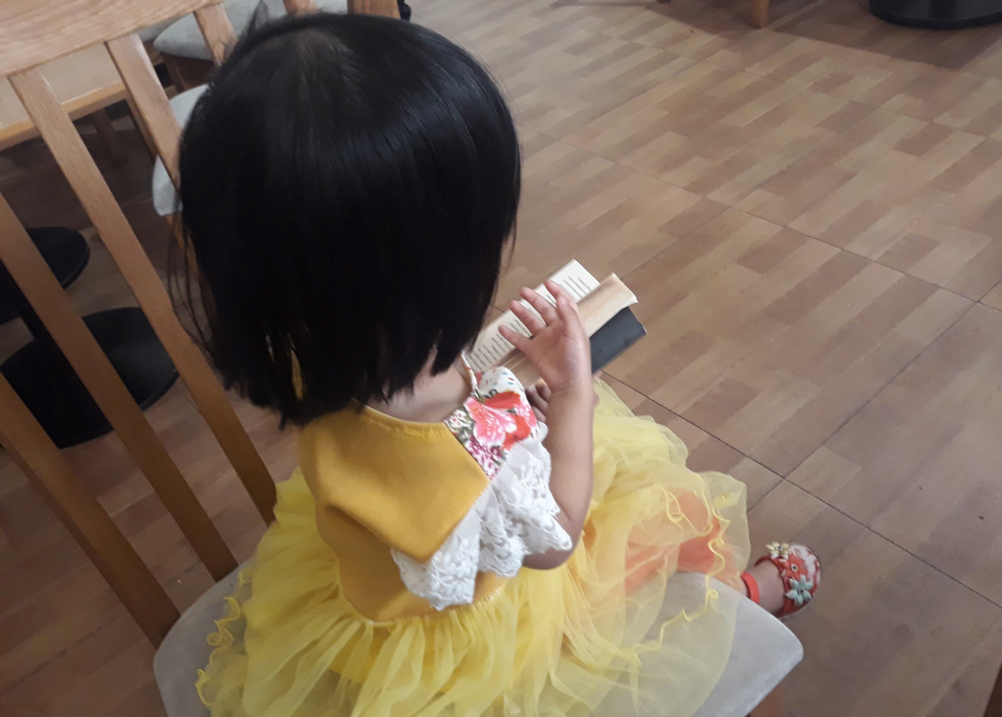 Gia dinh be gai 3 tuoi bi de doa vi phan anh viec con gai bi xam hai hinh anh