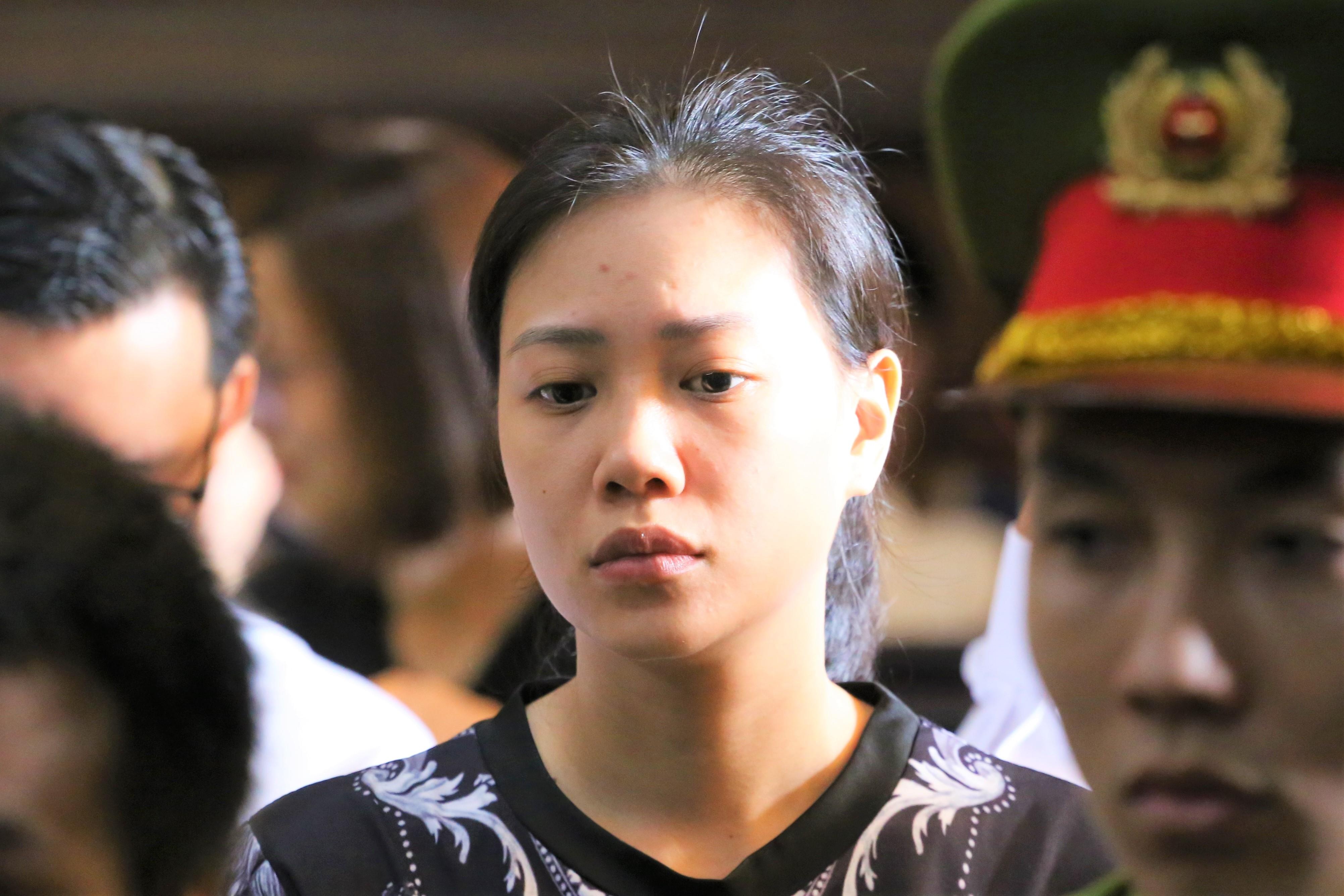 2 'bong hong' co go duoc toi khi tu mau thuan voi loi khai truoc do? hinh anh