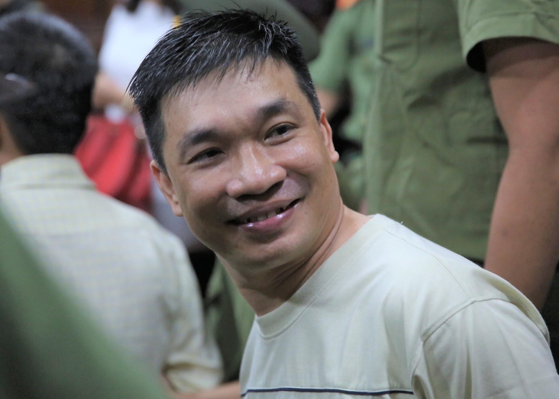 Nu cuoi cua Van Kinh Duong o toa va dua be khong chiu goi 'bo' hinh anh
