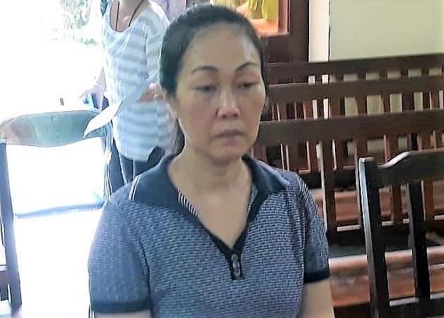 Nguoi dan ba tat xang dot 'chong ho' linh an chung than hinh anh