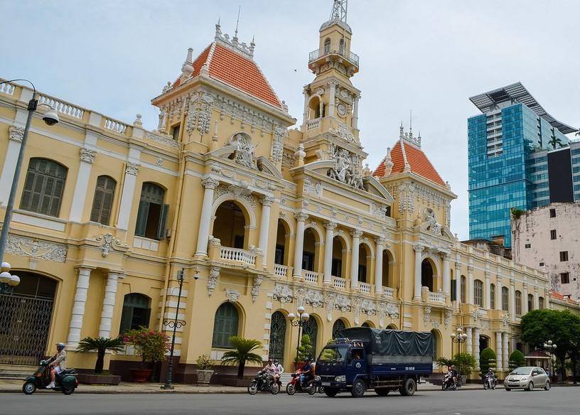 Bi phat vi xuc pham lanh dao, chuyen vien cua UBND TP.HCM kien ra toa hinh anh