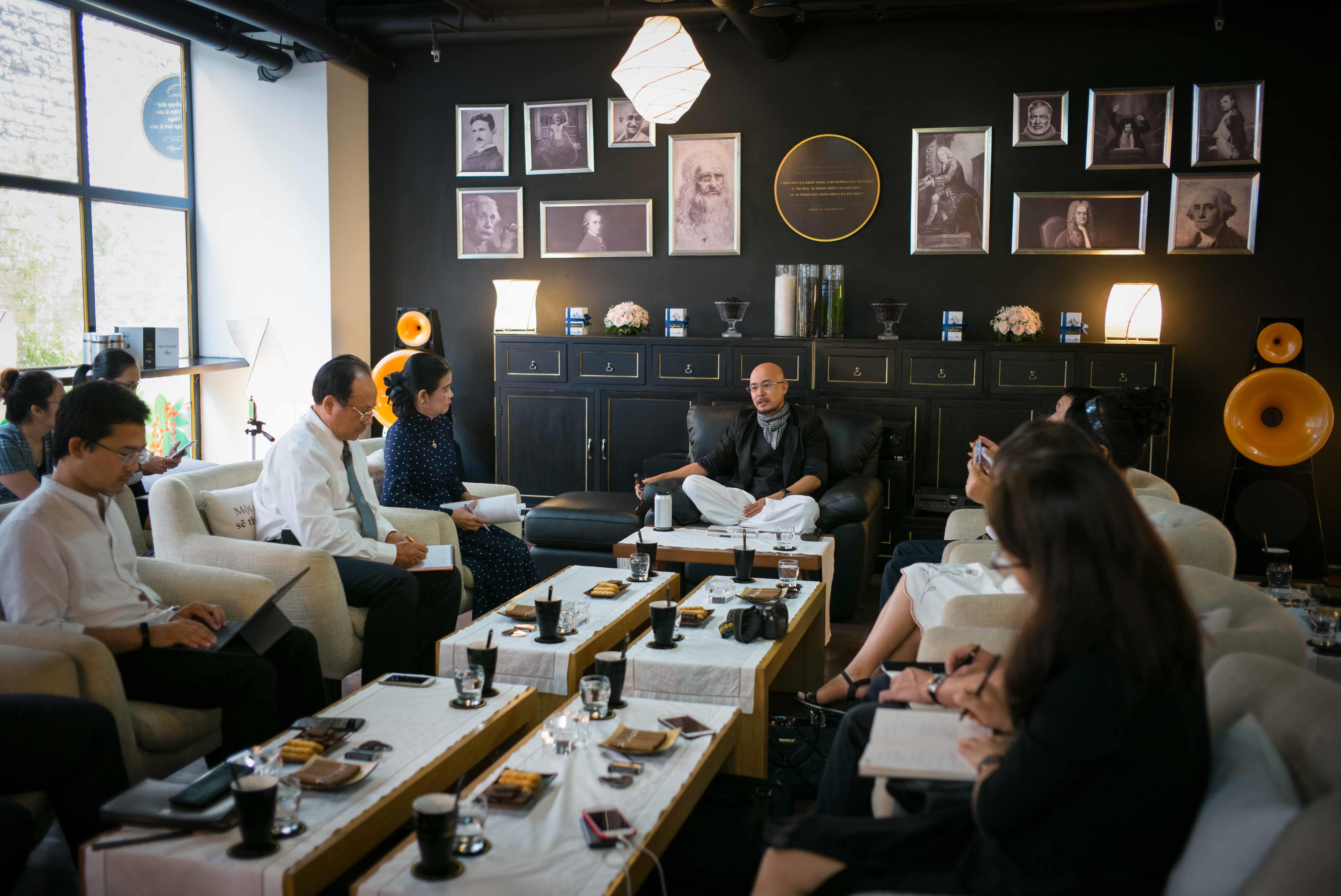 Đặng Lê Nguyên Vũ gặp báo chí ảnh 1 Dang Le Nguyen Vu gap bao chi anh 1