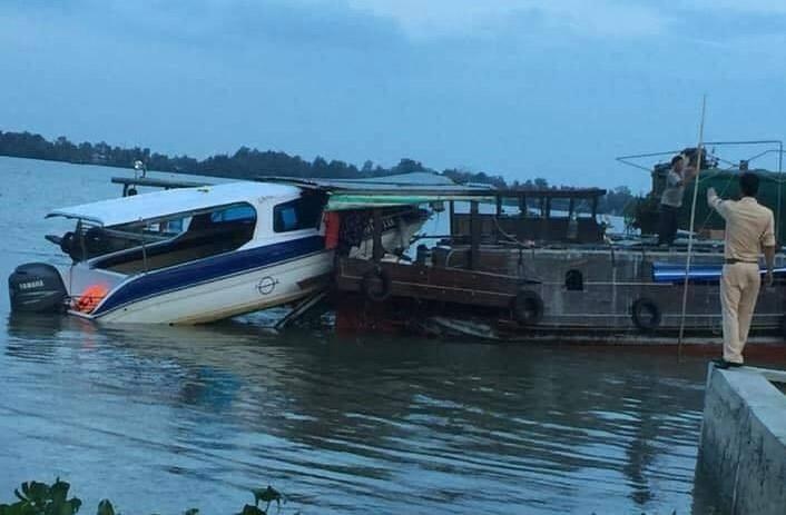 Ca nô du lịch tông ghe gỗ ảnh 1 Ca no du lich tong ghe go anh 1