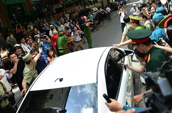 Ca tram nguoi vay kin khi Nguyen Huu Linh roi toa hinh anh