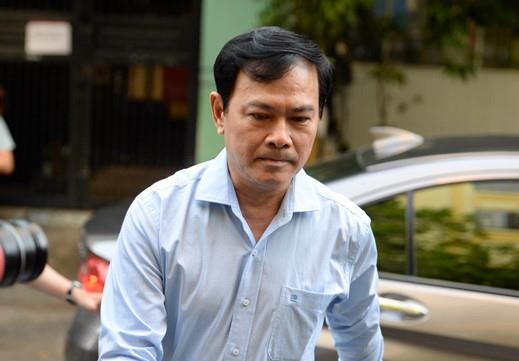 Ban tay trai cua ong Nguyen Huu Linh co cham vao be gai khong? hinh anh