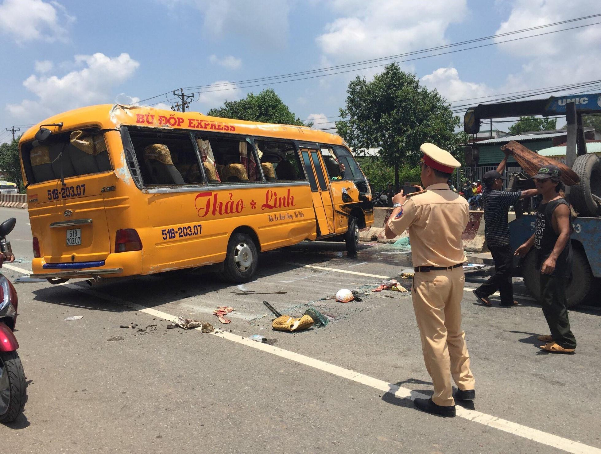 ôtô 30 chỗ lật ảnh 2 oto 30 cho lat anh 2