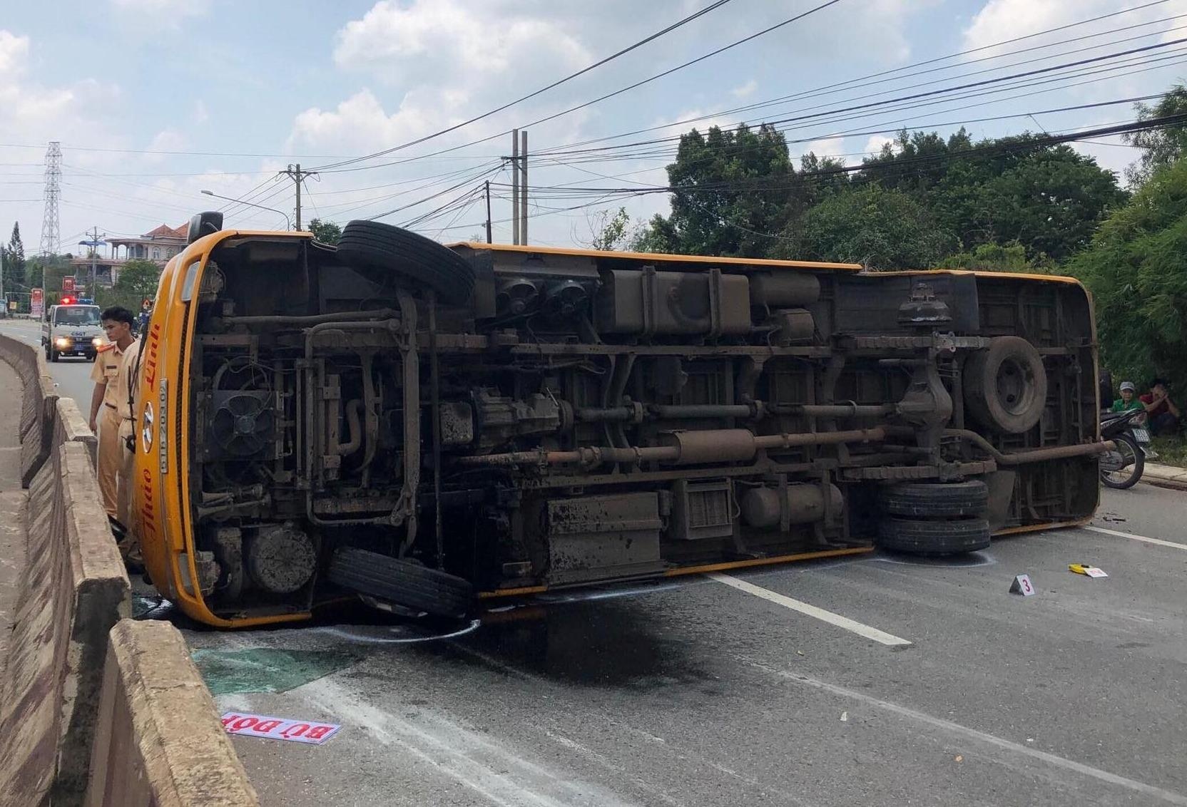 Oto cho 30 khach roi banh, lat ngang tren quoc lo hinh anh