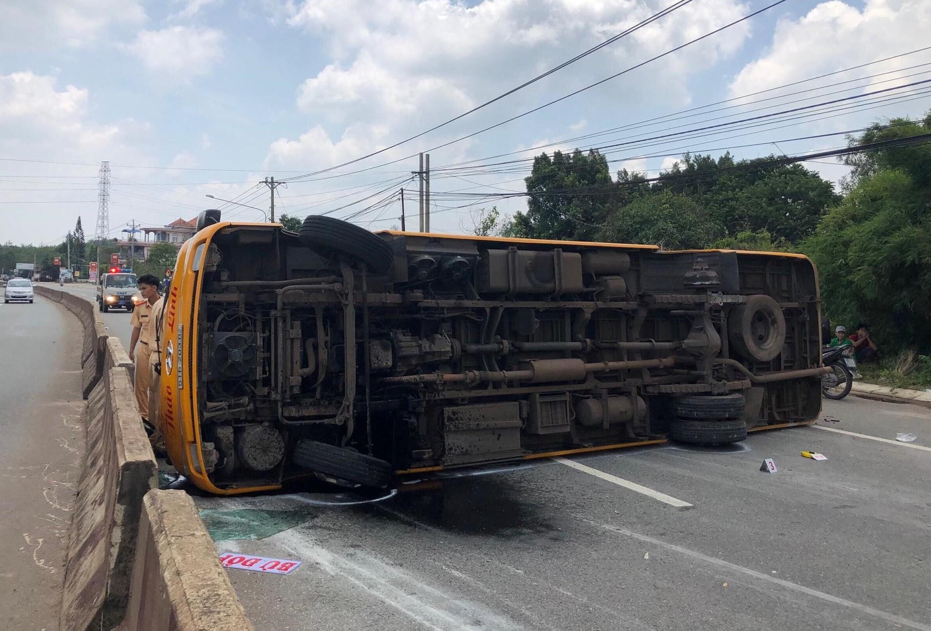 ôtô 30 chỗ lật ảnh 1 oto 30 cho lat anh 1