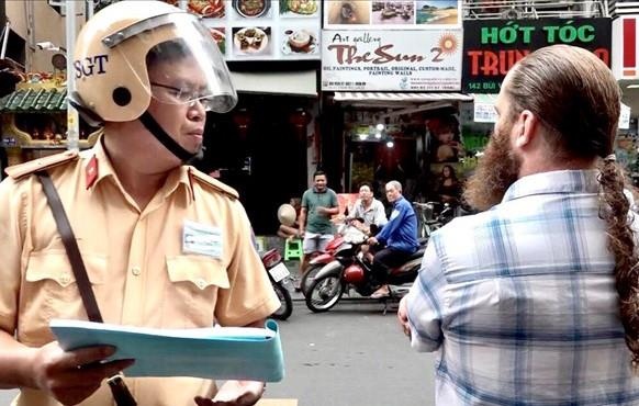 Lam sao phat duoc khach Tay thach thuc luat giao thong? hinh anh