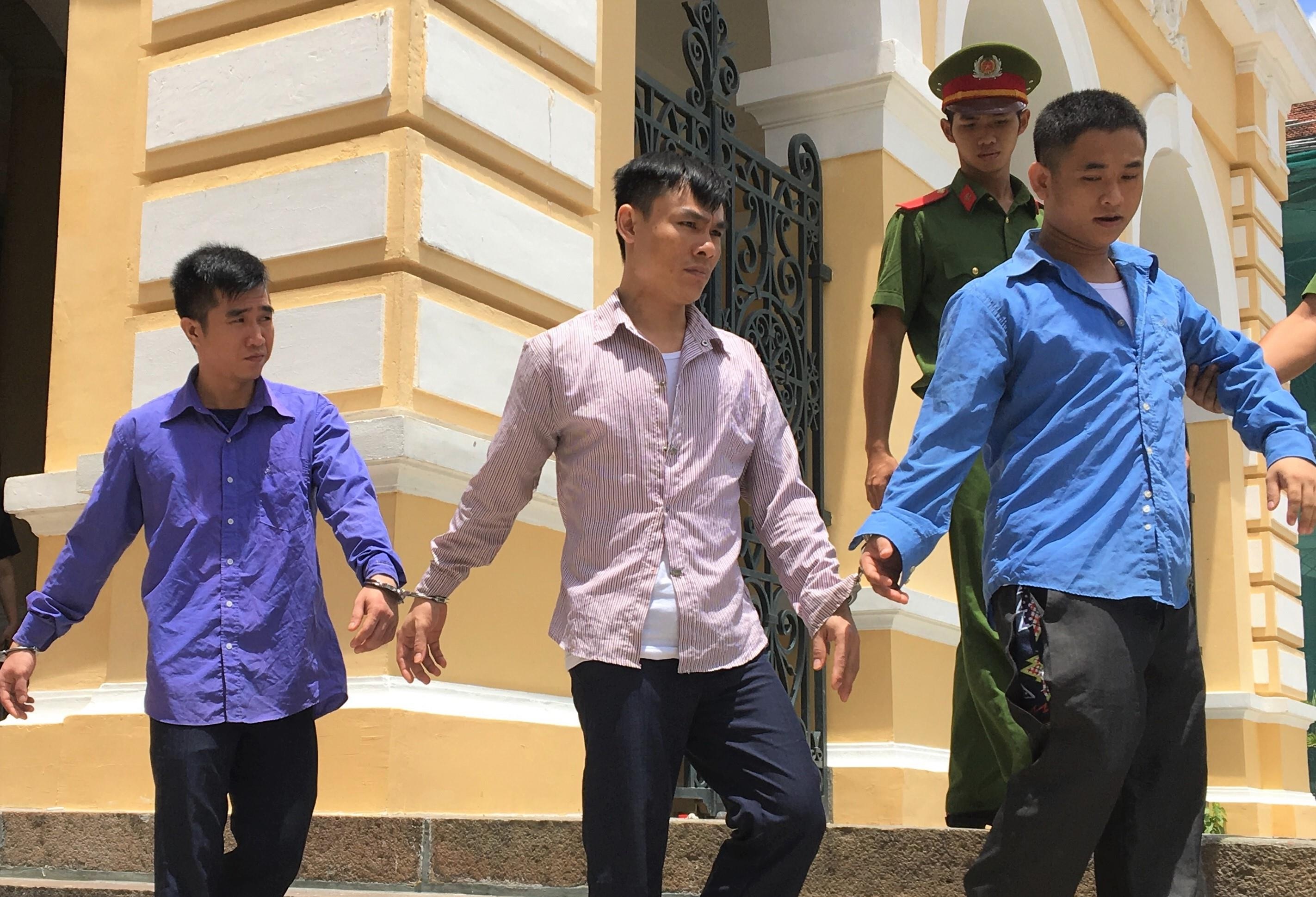 8 thieu nien hau toa vi 11 lan cuop bia, banh keo o cua hang tien loi hinh anh