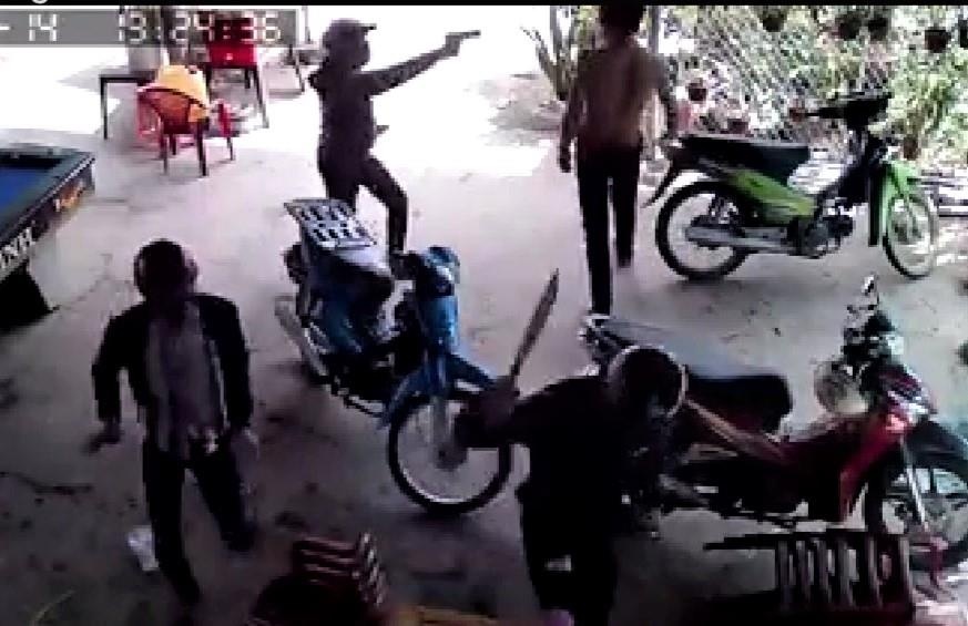 Cam ma tau xong vao tiem game dap pha do dac hinh anh