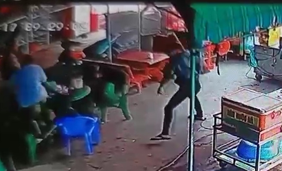 Cầm mã tấu đập phá quán ảnh 1 Cam ma tau dap pha quan anh 1