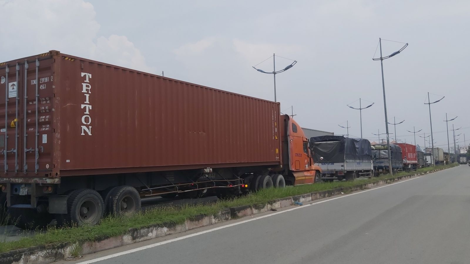 lật xe cao tốc TP.HCM Trung Lương ảnh 1 lat xe cao toc TP.HCM Trung Luong anh 1