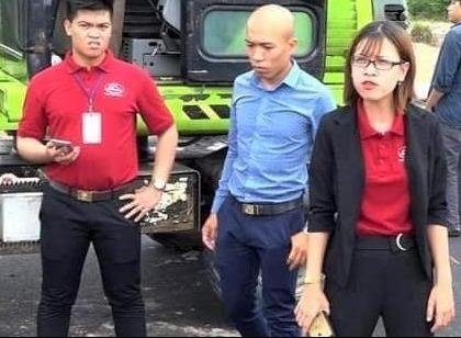 4 nhan vien Alibaba pha xe doan cuong che sap hau toa hinh anh