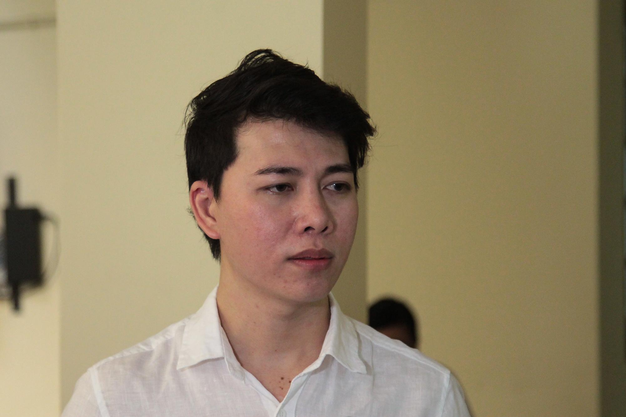 Dam Vinh Hung bi kien. anh 1