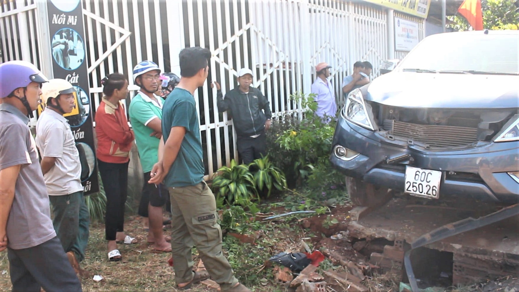 Oto ban tai gay tai nan lien hoan, 3 nguoi bi thuong hinh anh