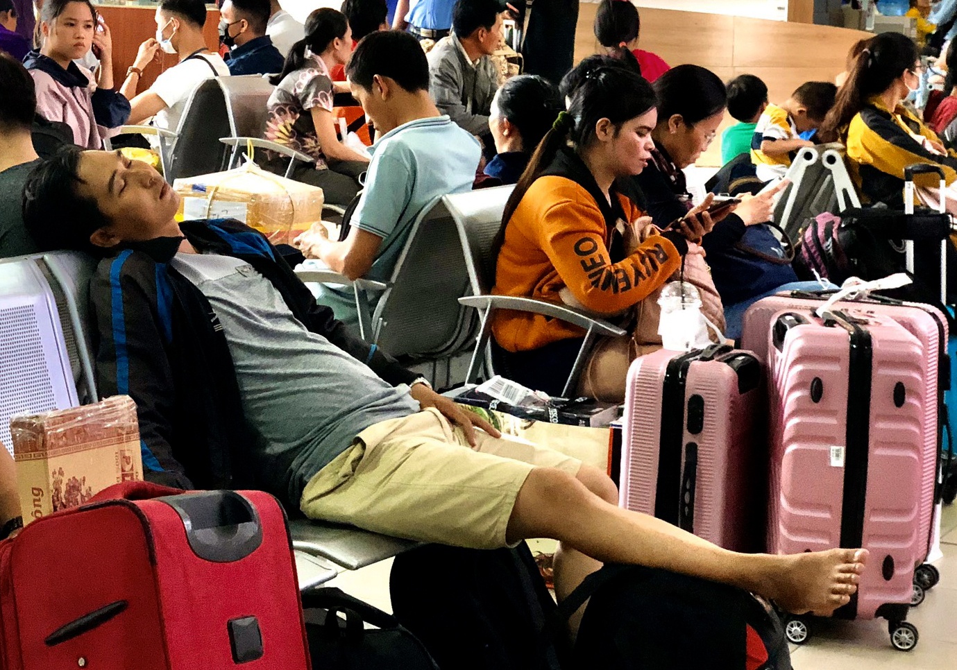 Vat vo o Ben xe Mien Dong cho co ve ve que an Tet hinh anh