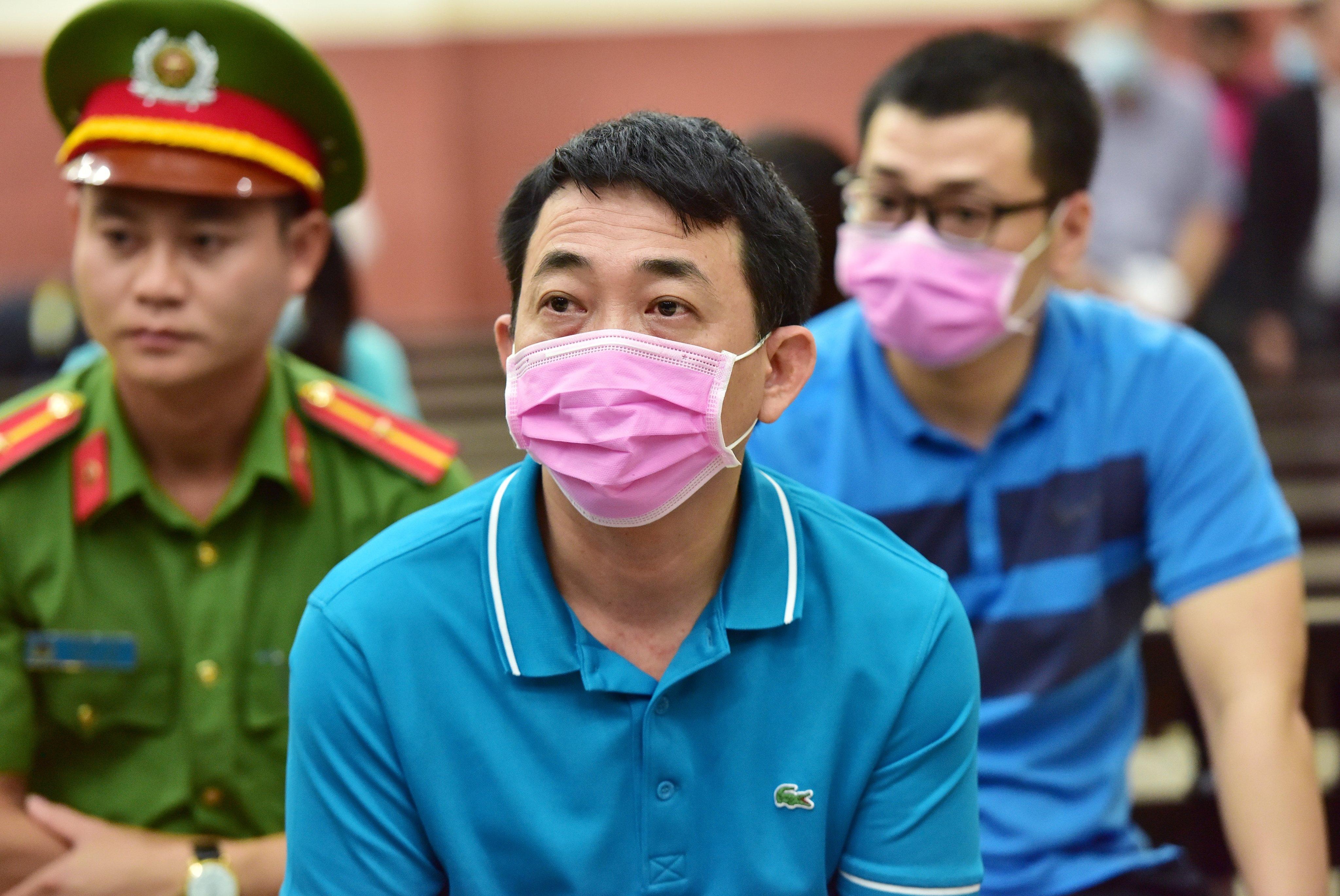 Bi cao vu buon ban thuoc chua benh gia deo khau trang den toa hinh anh