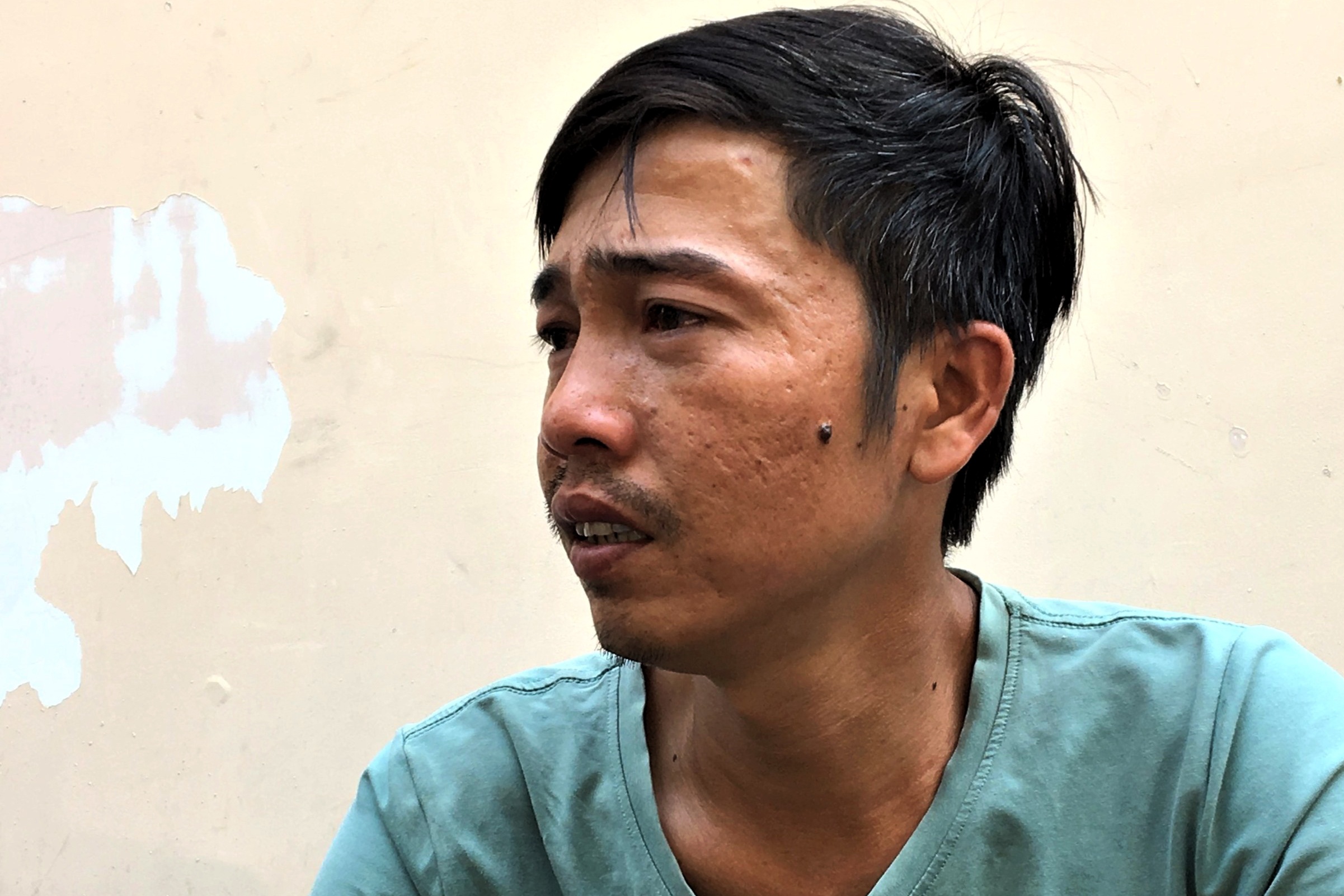 Cha be trai bi di tuoi xang: 'Sao no ac the' hinh anh