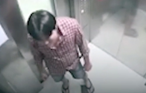 'Can xu ly nghiem nguoi dan ong danh phu nu toi tap trong thang may' hinh anh