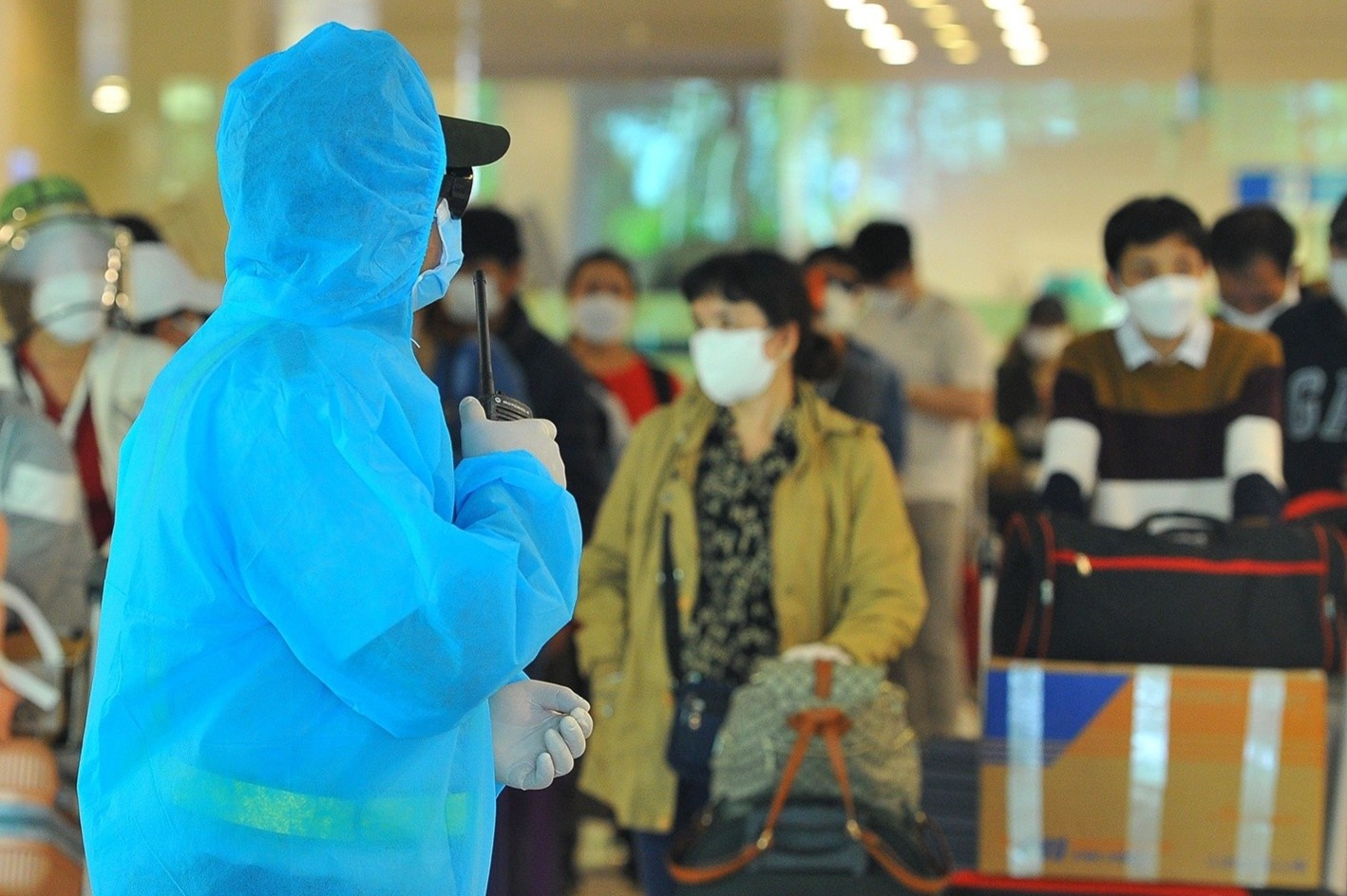 Hang loat bien phap manh chan dich khi so ca mac Covid-19 vuot 60 hinh anh