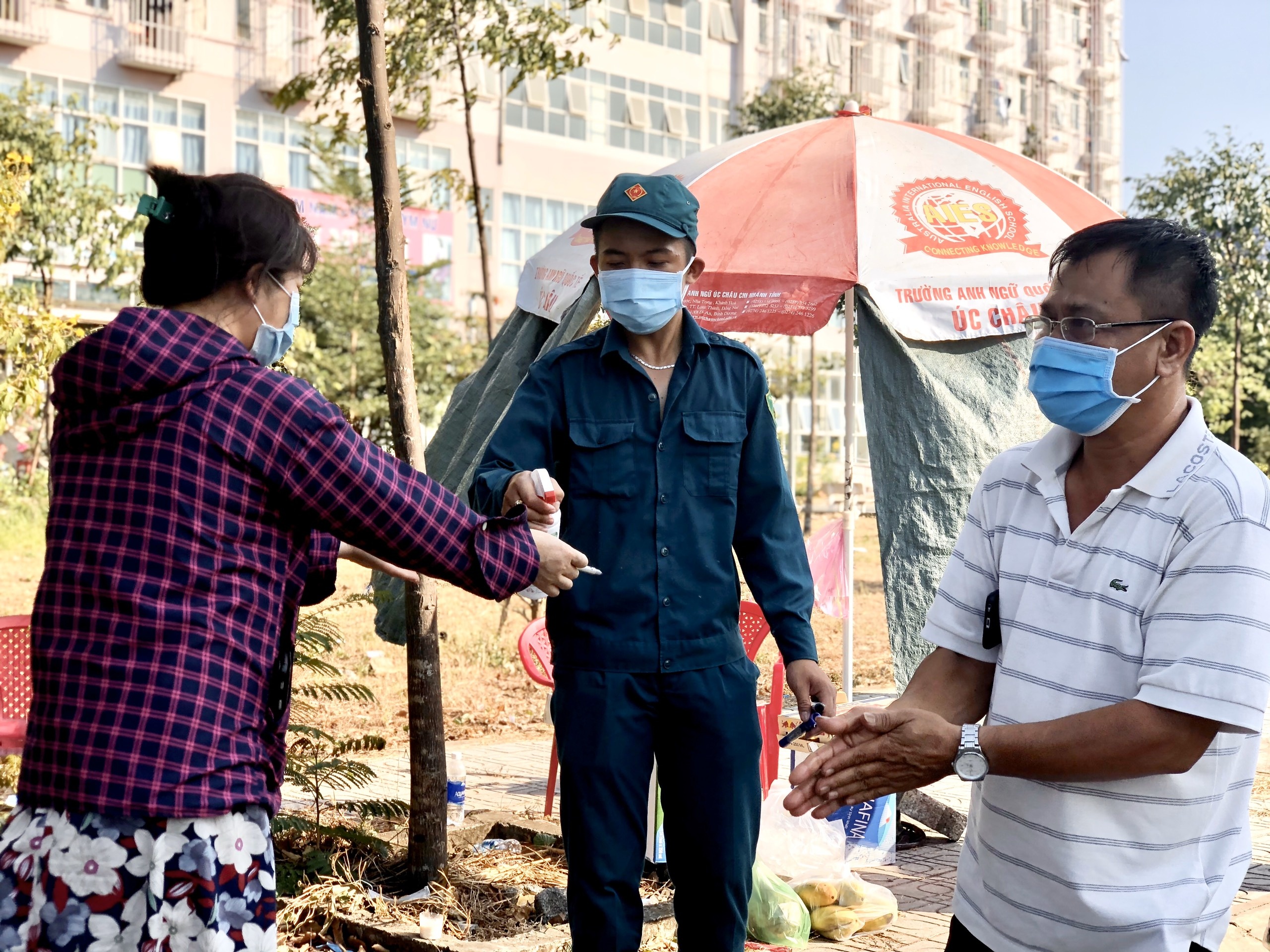 khu cach ly dai hoc quoc gia anh 4