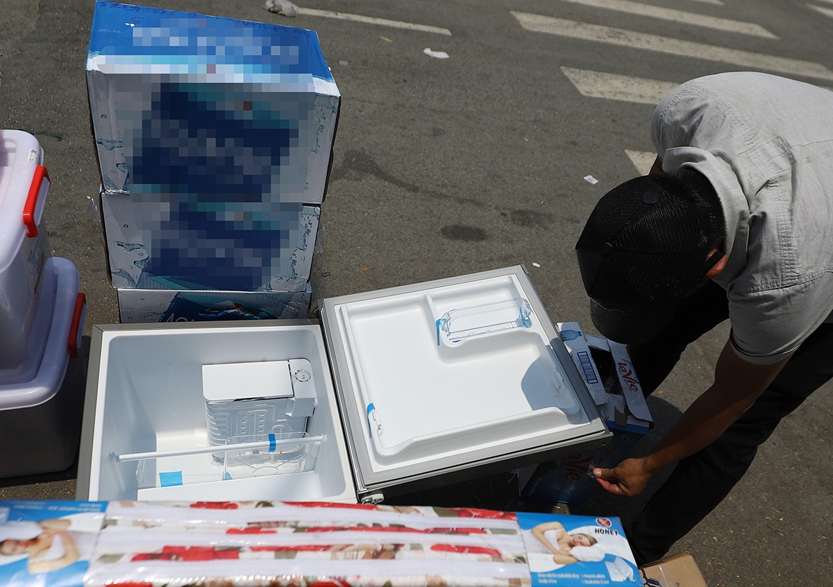 Nguy trang bia lon trong thung carton gui vao khu cach ly hinh anh