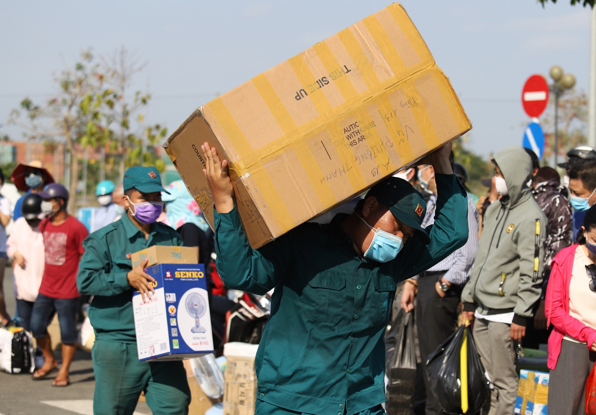 gui do vao khu cach ly anh 2