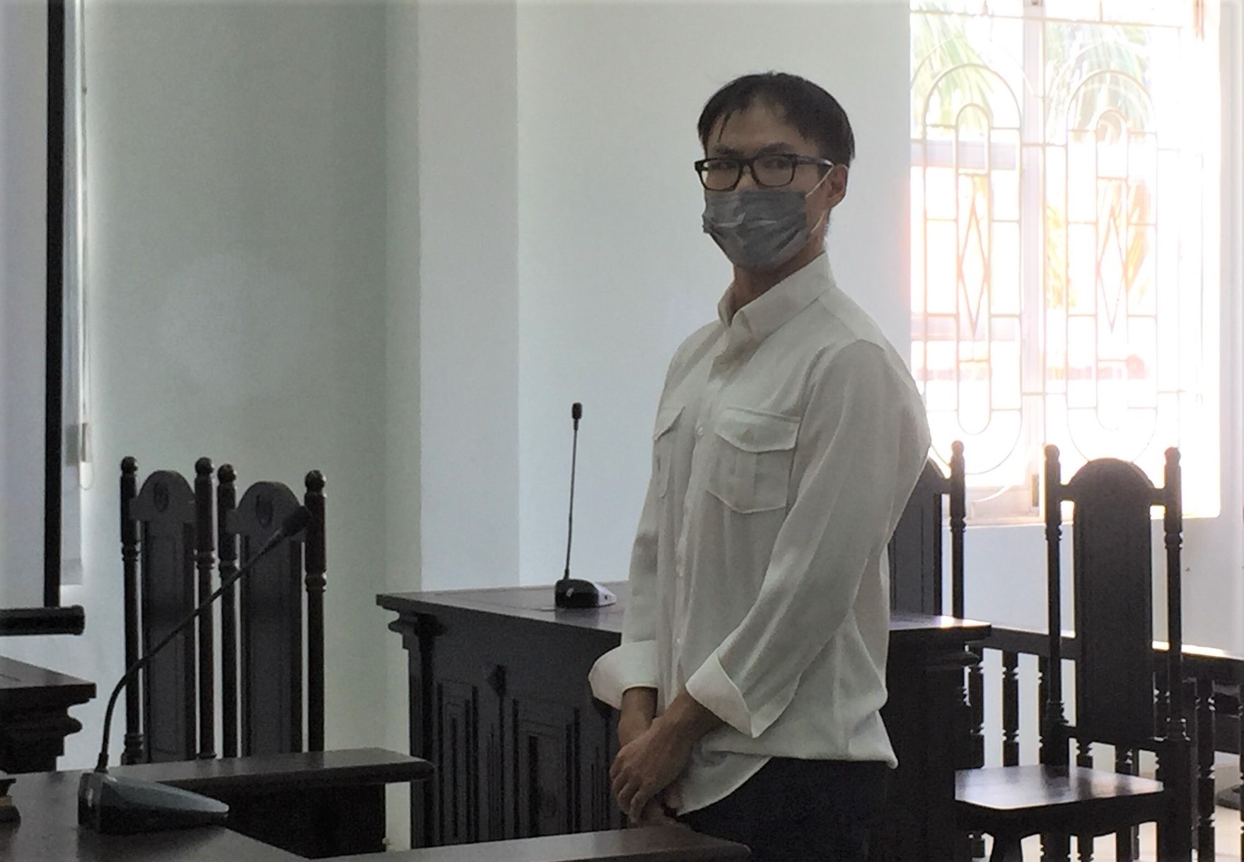 danh bao ve vi bi nhac deo khau trang anh 1