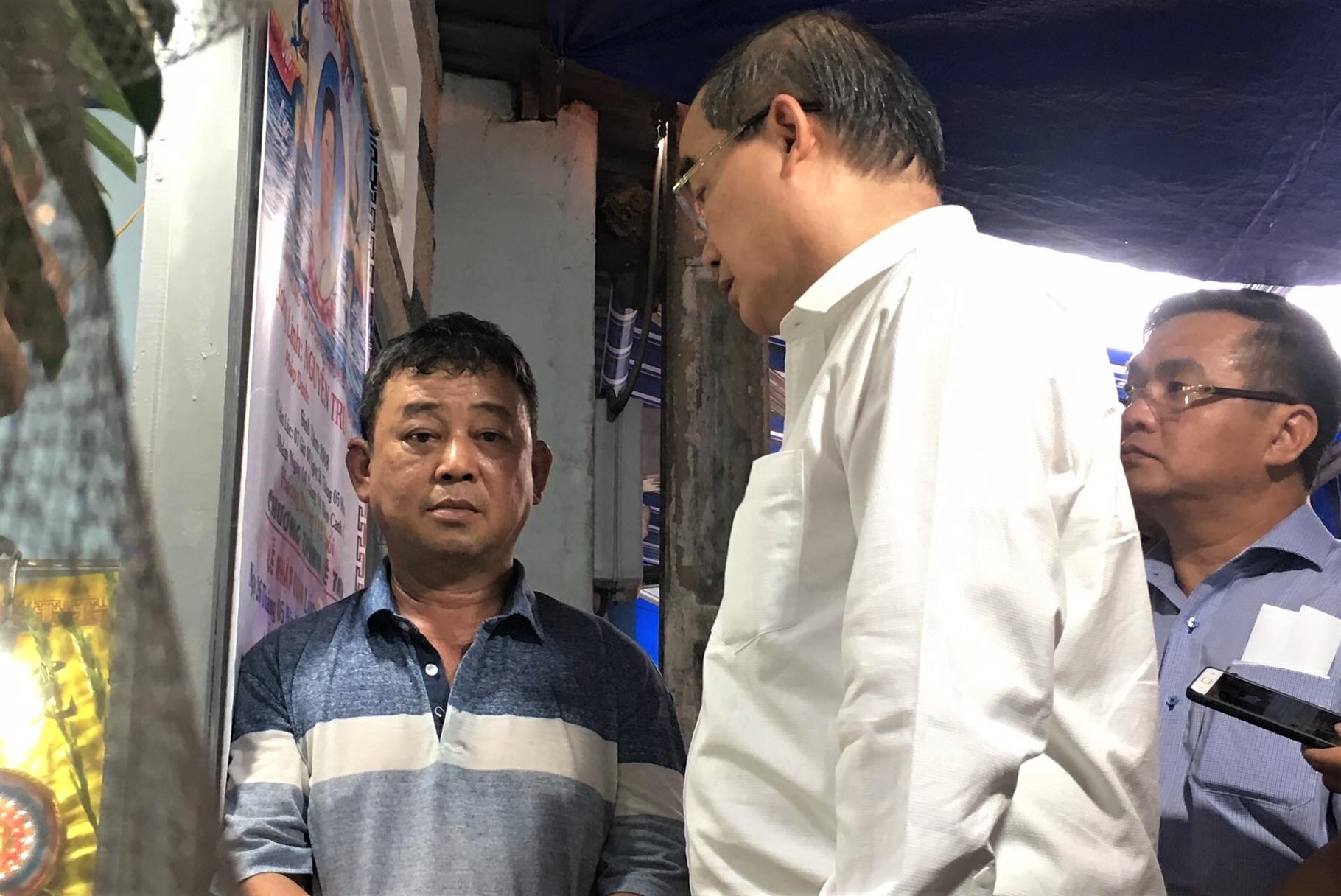 Bi thu Nguyen Thien Nhan den vieng hoc sinh tu nan hinh anh