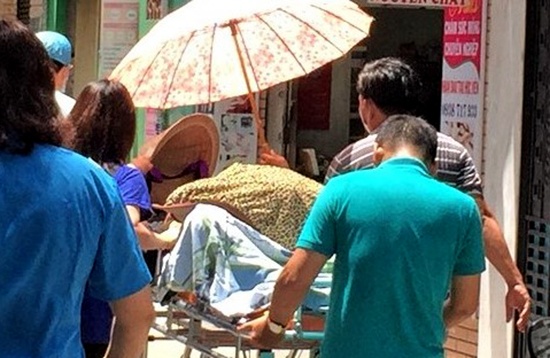 Me nam bang ca ve dua tang con tu nan o san truong hinh anh