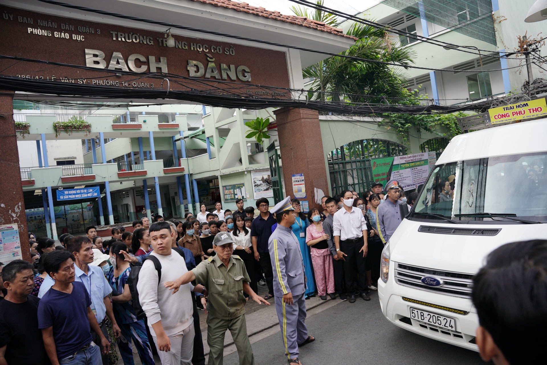 Dong nguoi dua linh cuu hoc sinh tu nan ngang qua truong hoc hinh anh