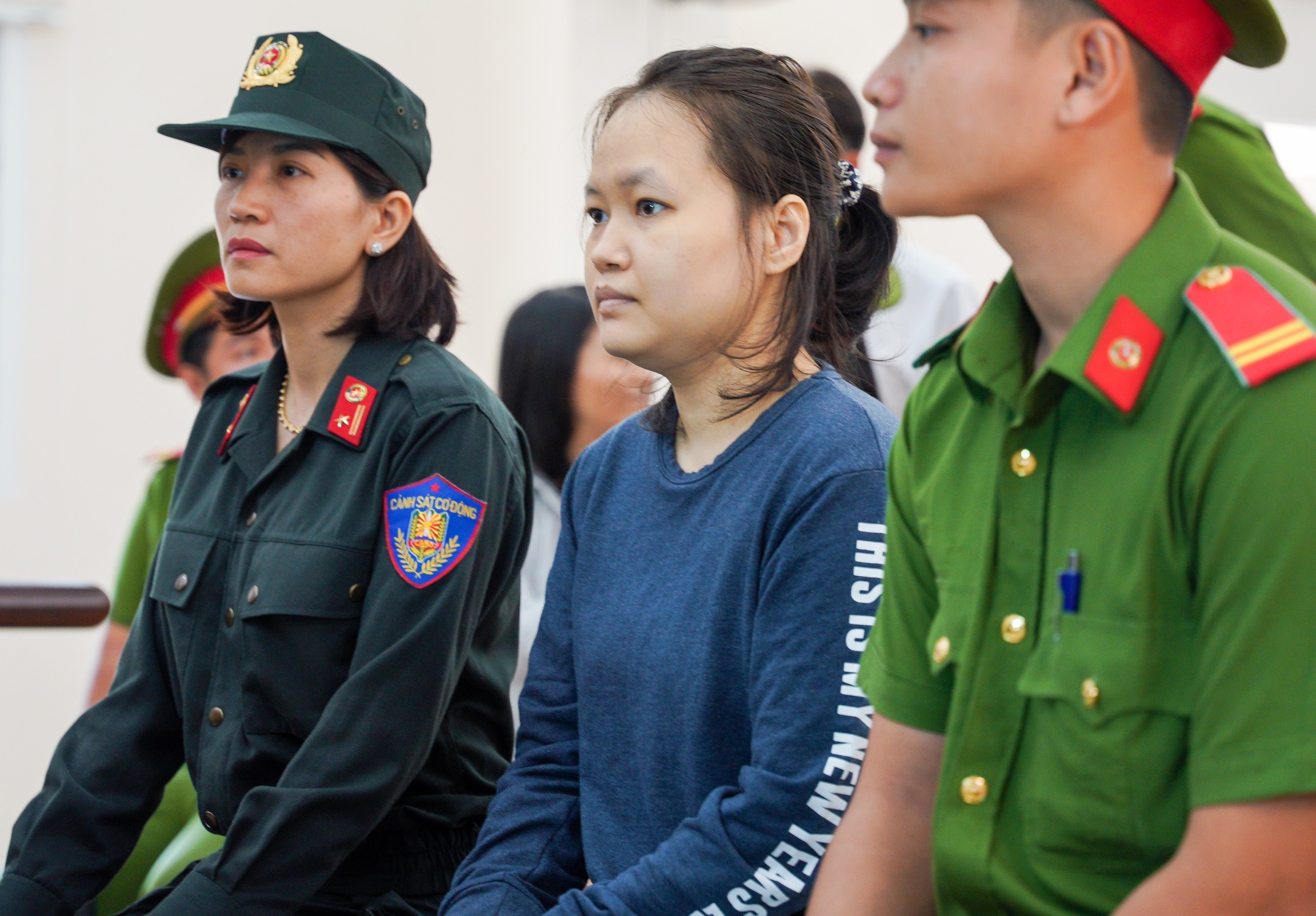 Chu muu vu giau xac trong be tong bat dong bon hut thuoc, nhin an hinh anh