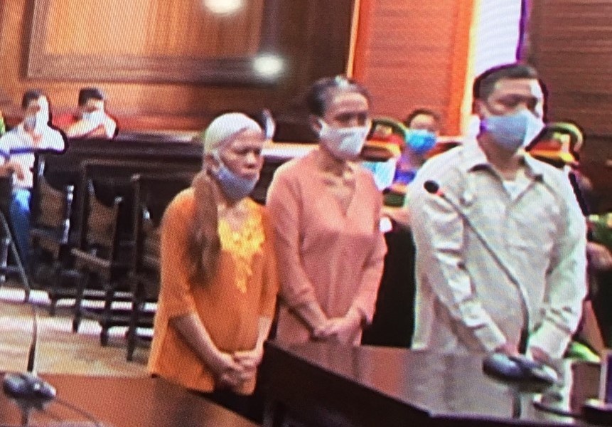 Hai chi em mang quan tai di gay roi khong duoc giam an hinh anh