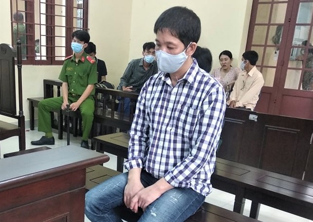 Châm thuốc là vào bé gái  ảnh 1 Cham thuoc la vao be gai anh 1