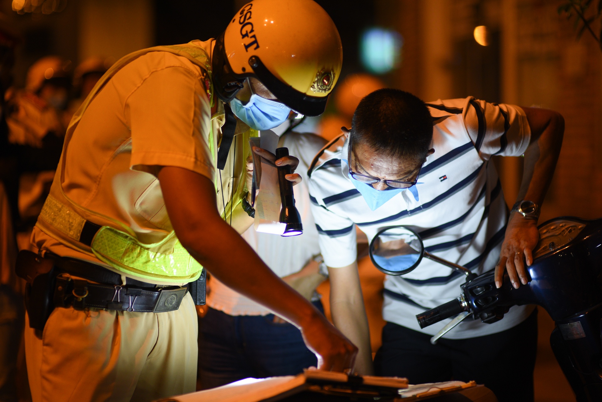 CSGT doi dien ma men anh 2