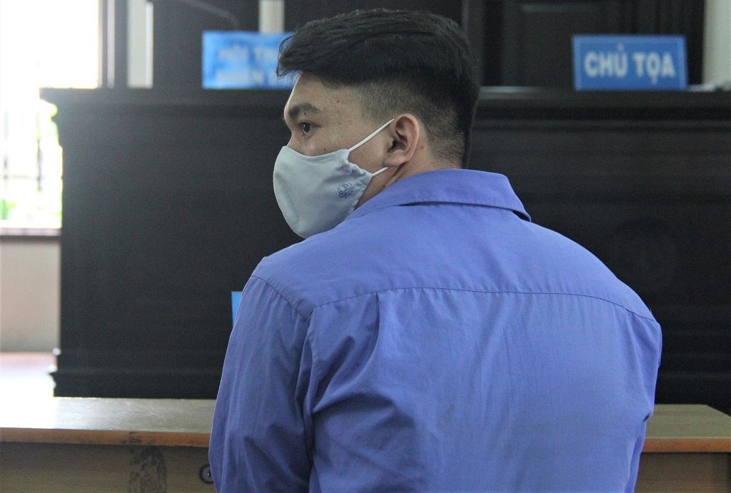 Thai phu bi tra tan bang day xich hinh anh
