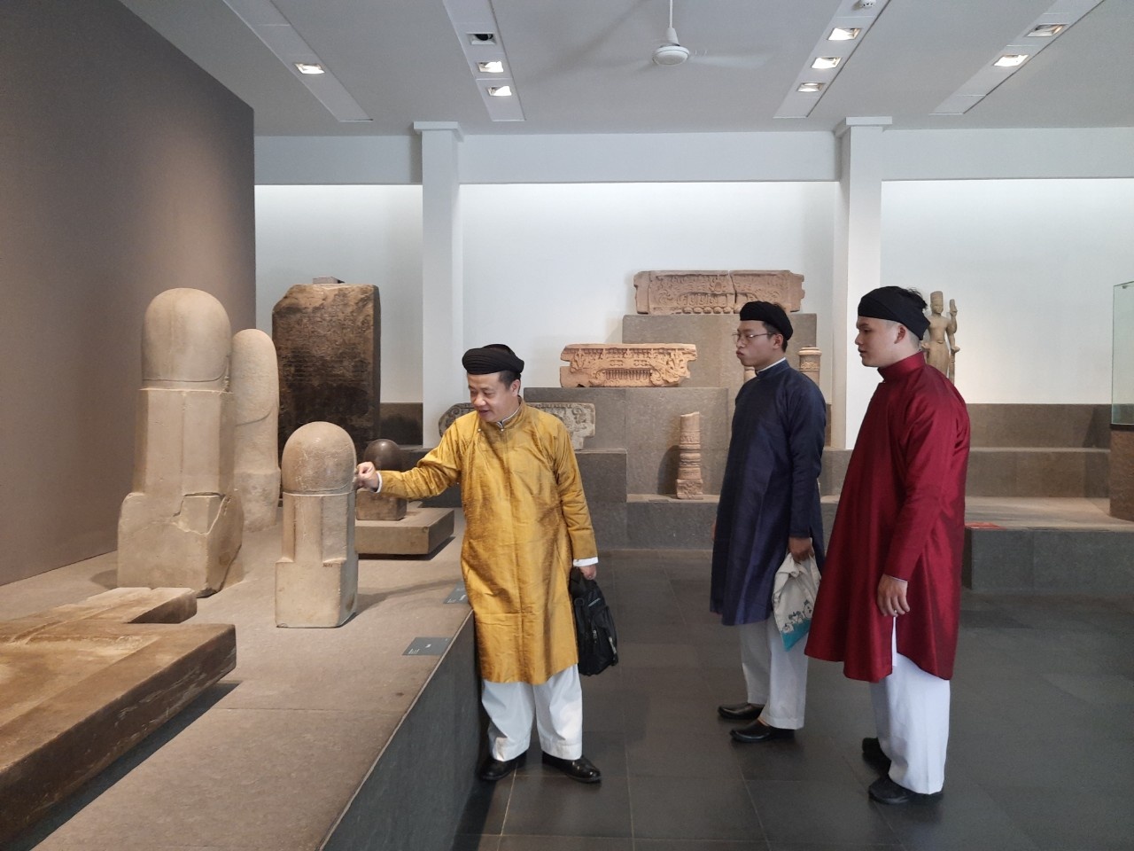 cong chuc nam mac ao dai anh 3