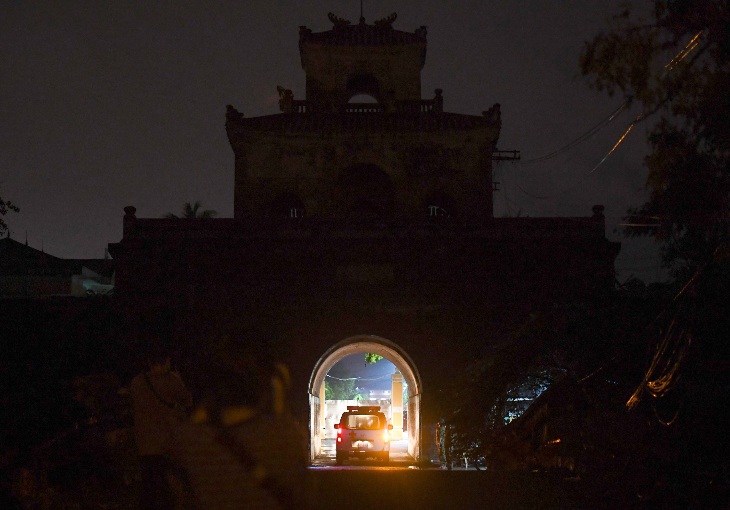 Tim thay thi the cuoi cung tai tieu khu 67 hinh anh