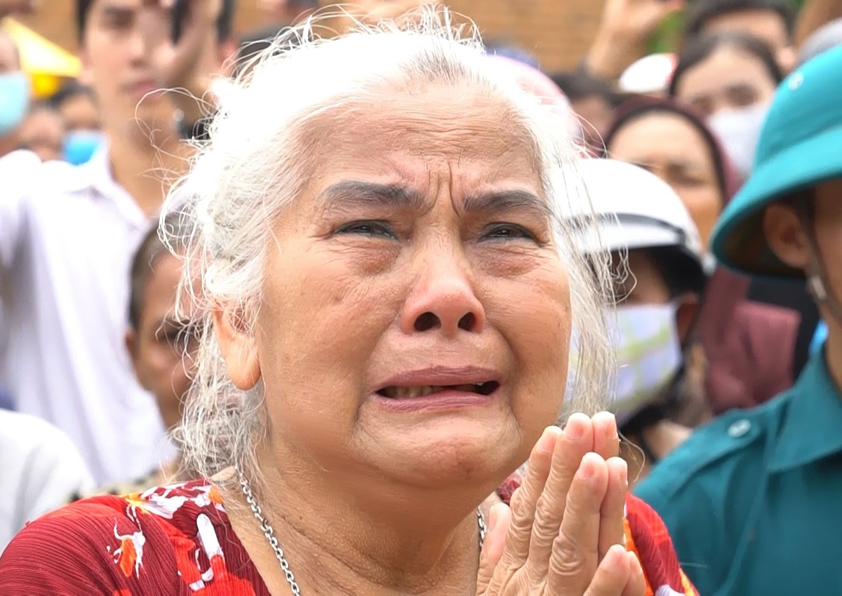 Dan Hue tien biet 13 nguoi con dung cam cua To quoc hinh anh