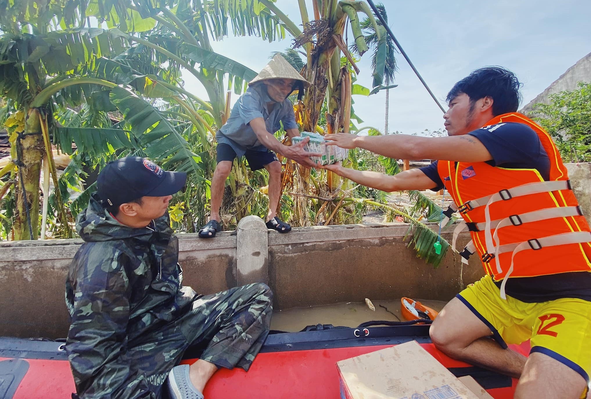 cuu tro lu lut anh 1