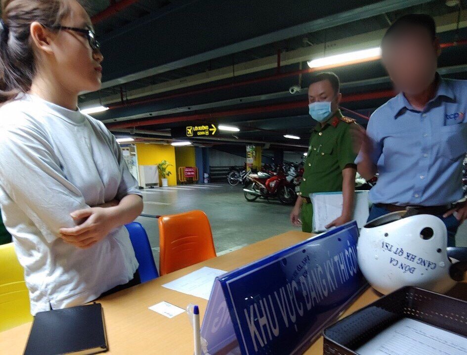 Phong vien Zing bi giu 2 gio khi tac nghiep vu phan lan o Tan Son Nhat hinh anh