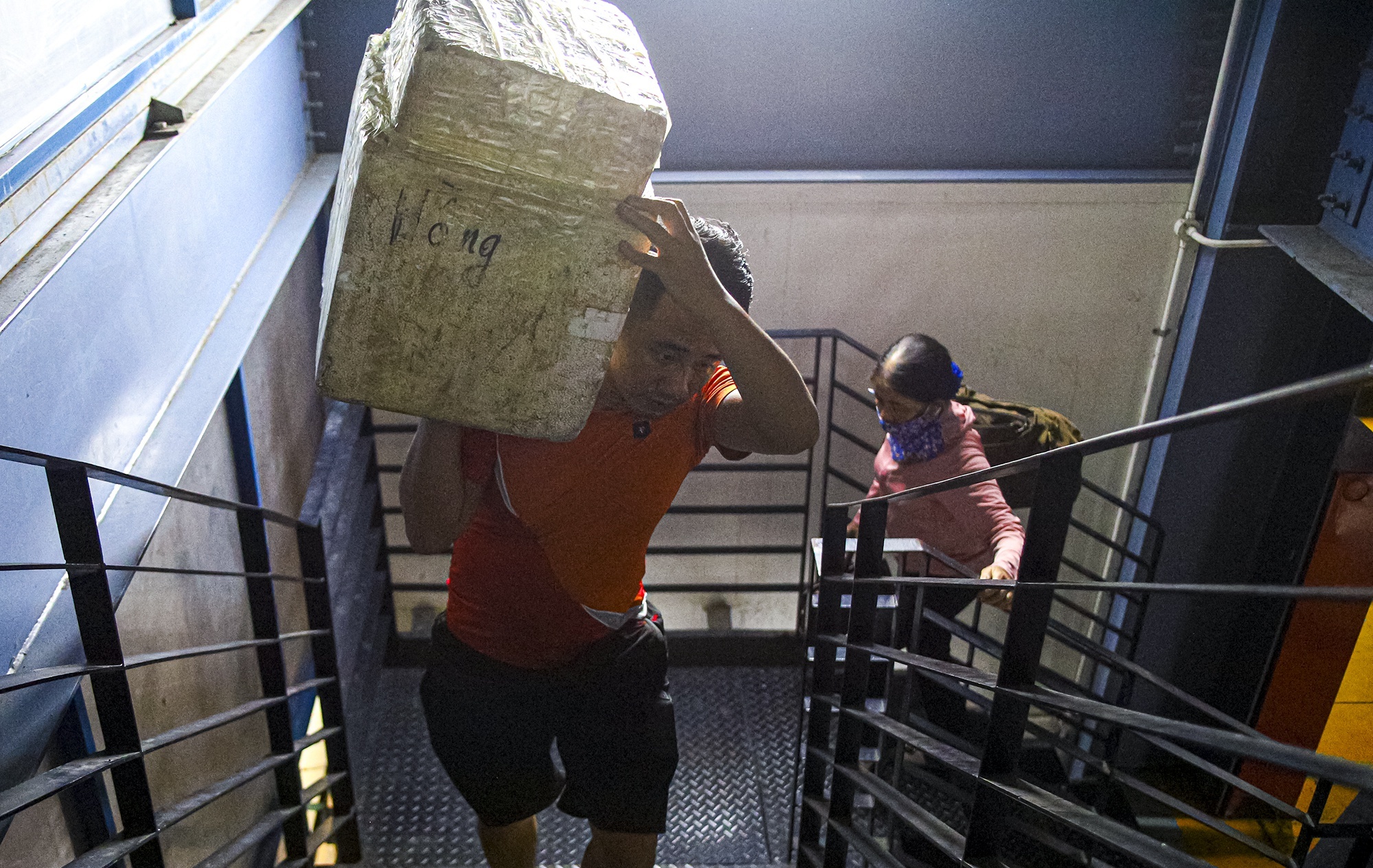 'De khach vac hanh ly leo thang bo o Tan Son Nhat la qua phan cam' hinh anh