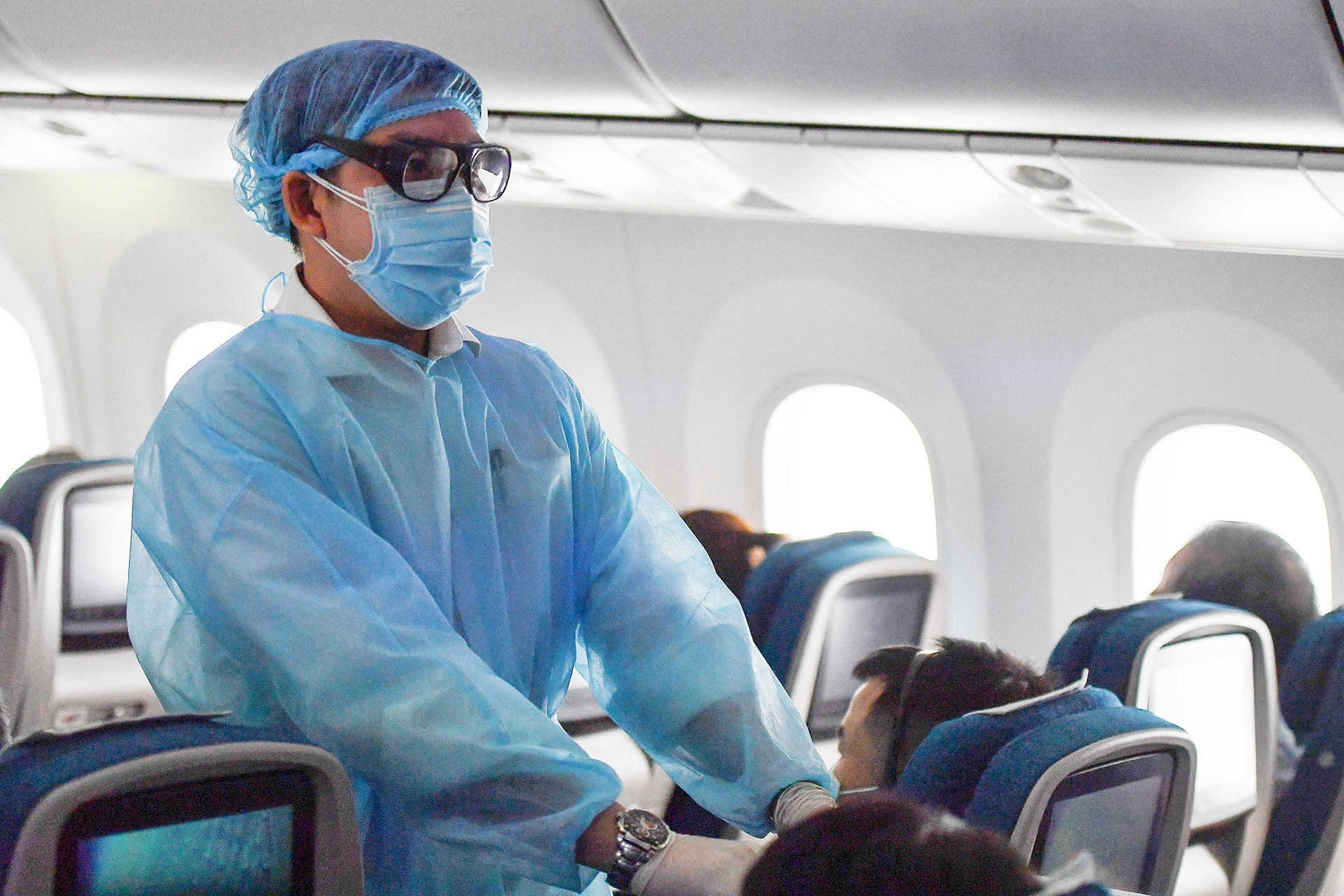 Khi nao nam tiep vien Vietnam Airlines bi xu ly hinh su? hinh anh