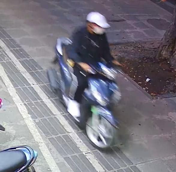 cuop tui LV bo mac ban gai anh 2