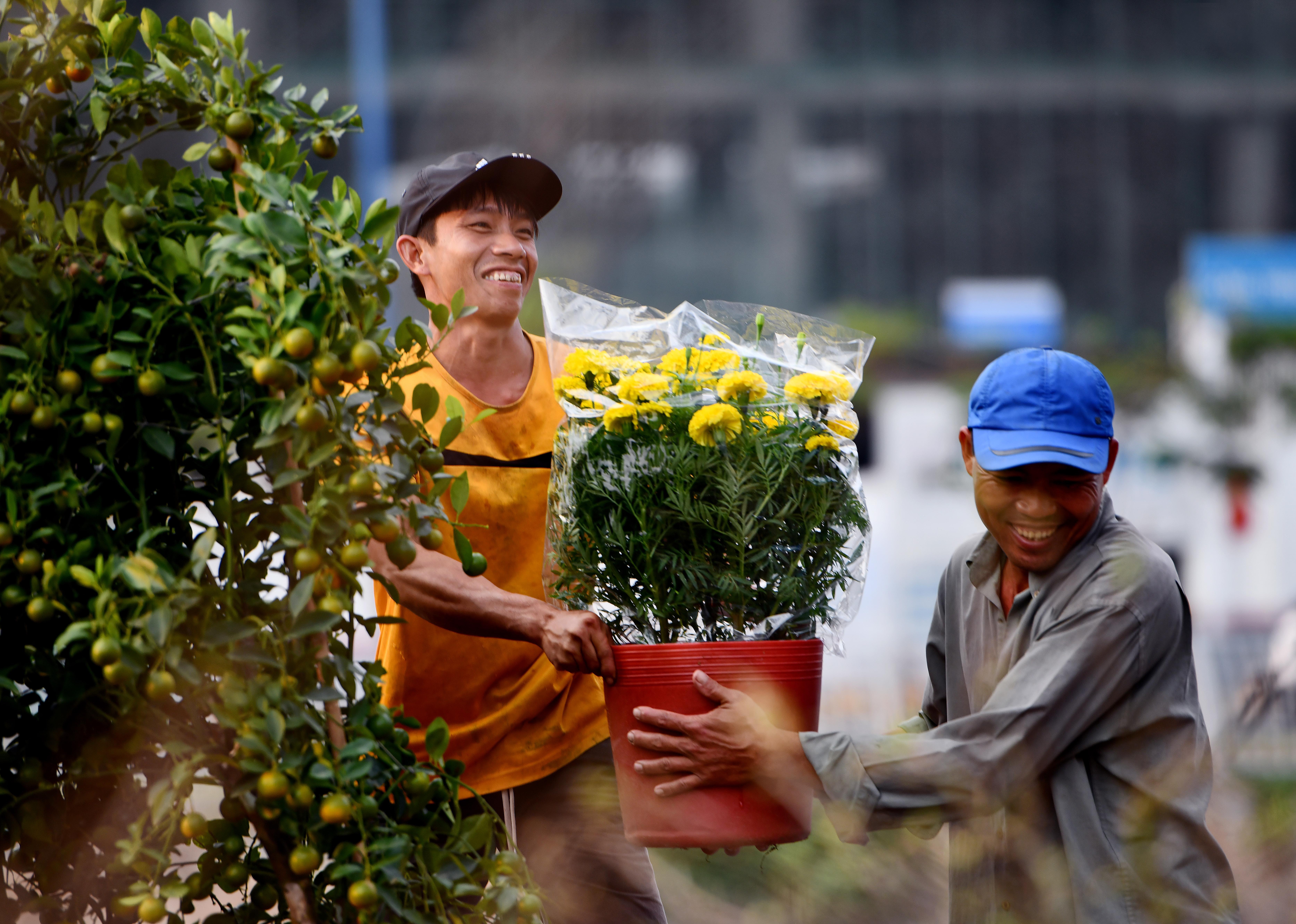 Nguoi cho Tet ve ben Binh Dong: 'Ban e cung di, o nha buon lam' hinh anh