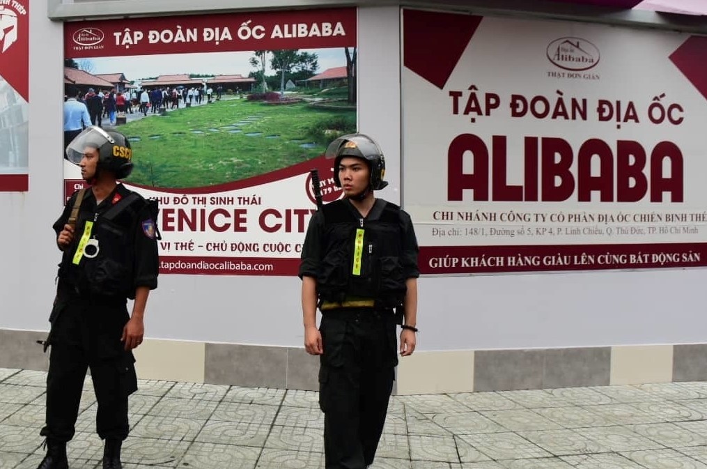 Canh sat thu giu gi ngoai 22 thoi hop kim mau vang tai Alibaba? hinh anh