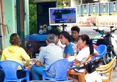 Do khoc do cuoi chuyen hat karaoke hinh anh