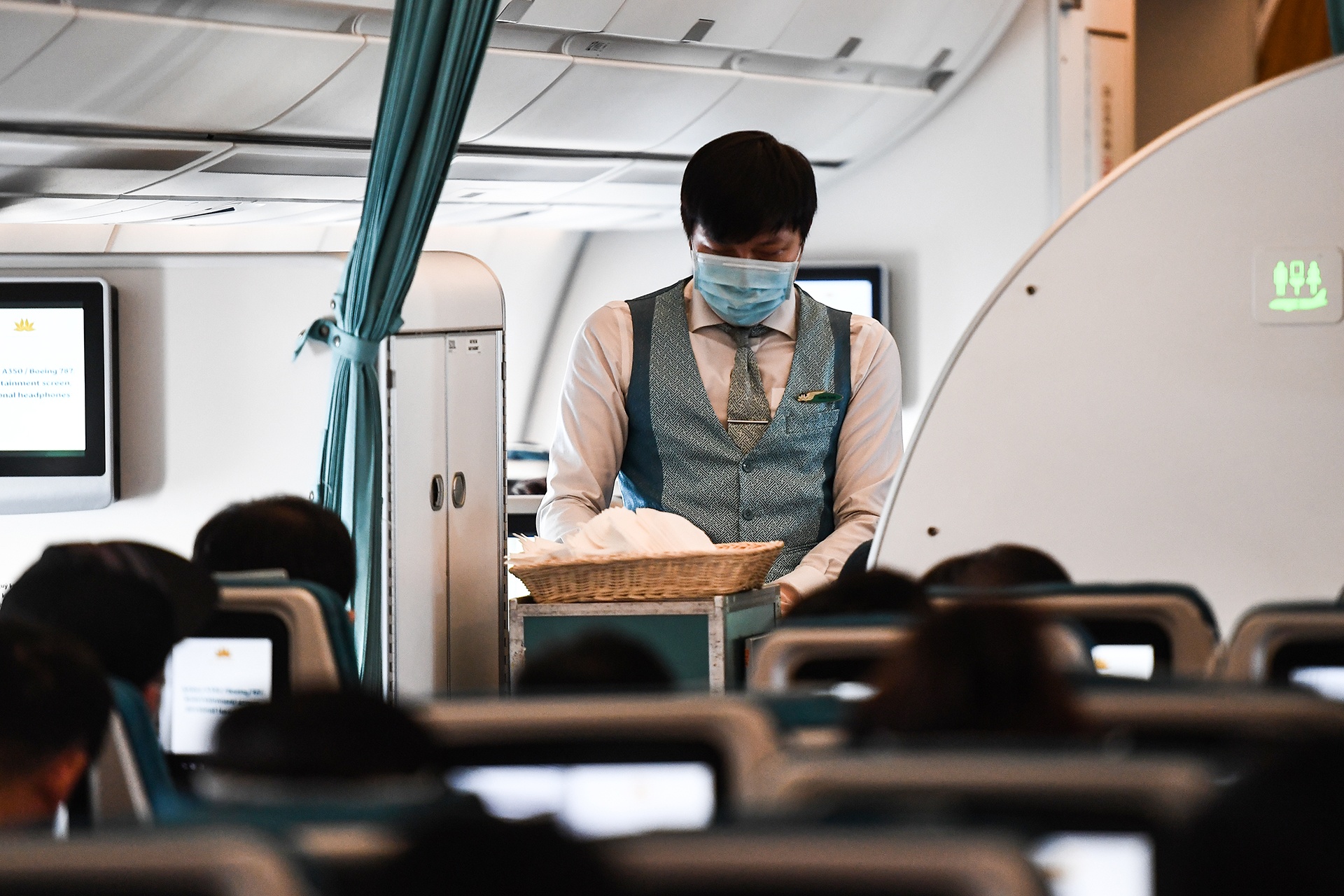 Vietnam Airlines co bi xu ly trong vu tiep vien lam lay lan Covid-19? hinh anh